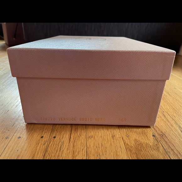 Beautiful Classic Prada Black Patent Leather Heels 4.5 in - Picture 9 of 10